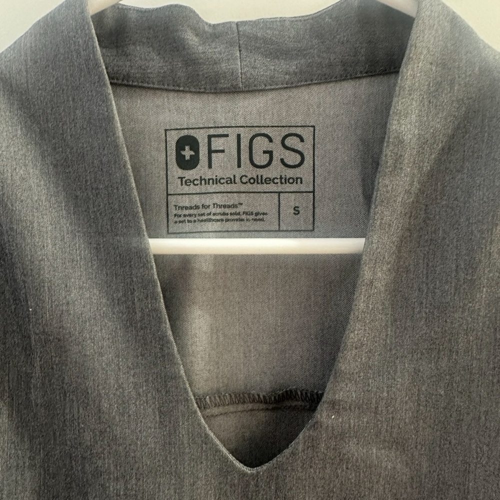 FIGS Graphite V Neck Scrub Top 4 Pocket Relaxed Fit Size Small EUC - Picture 3 of 7